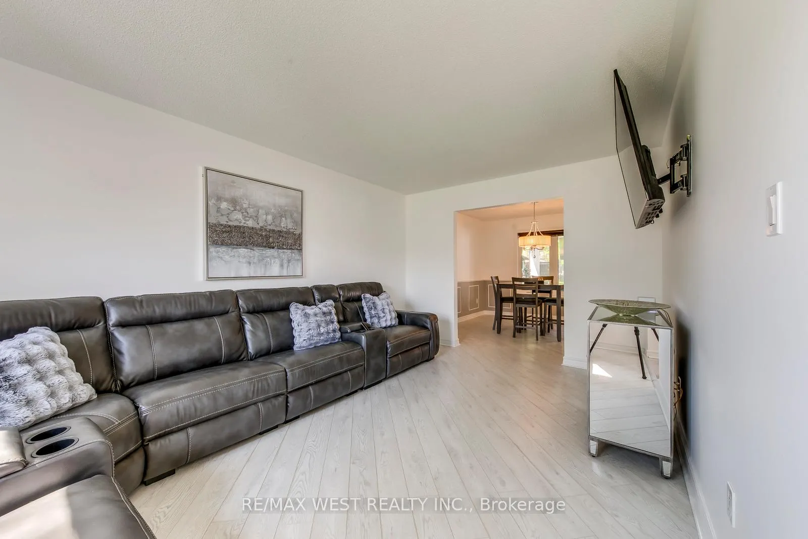 Photo 3 of 8077 Mount Carmel Boulevard, Niagara Falls, Mt. Carmel — HOMEH