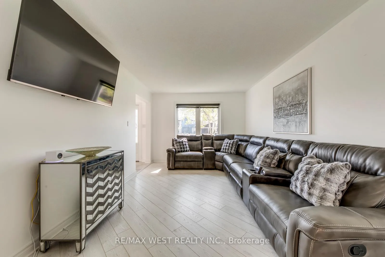 Photo 4 of 8077 Mount Carmel Boulevard, Niagara Falls, Mt. Carmel — HOMEH