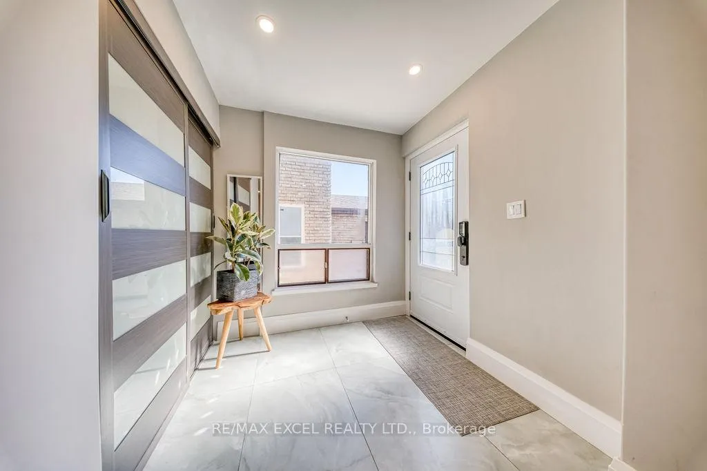 Photo 2 of 106 Upton Crescent, Markham, Milliken Mills West — HOMEH