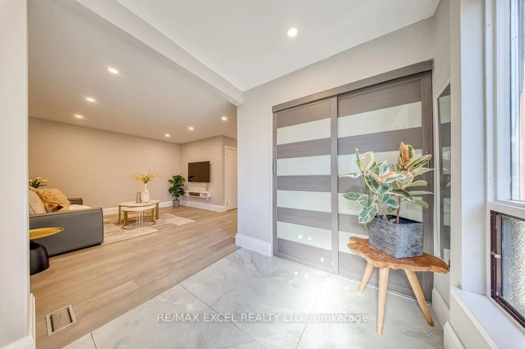 Photo 3 of 106 Upton Crescent, Markham, Milliken Mills West — HOMEH