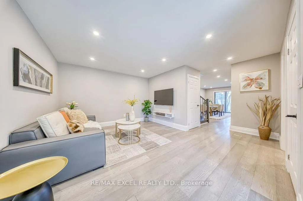 Photo 4 of 106 Upton Crescent, Markham, Milliken Mills West — HOMEH