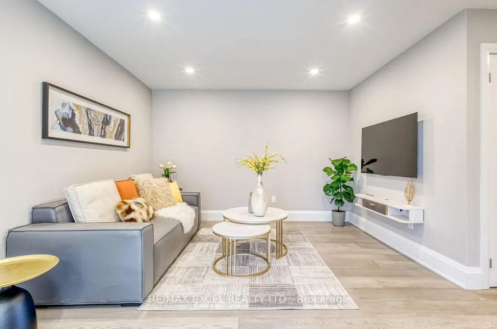 Photo 5 of 106 Upton Crescent, Markham, Milliken Mills West — HOMEH