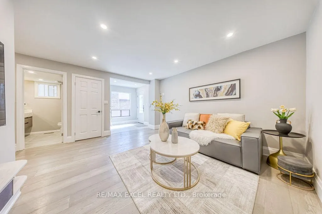 Photo 6 of 106 Upton Crescent, Markham, Milliken Mills West — HOMEH