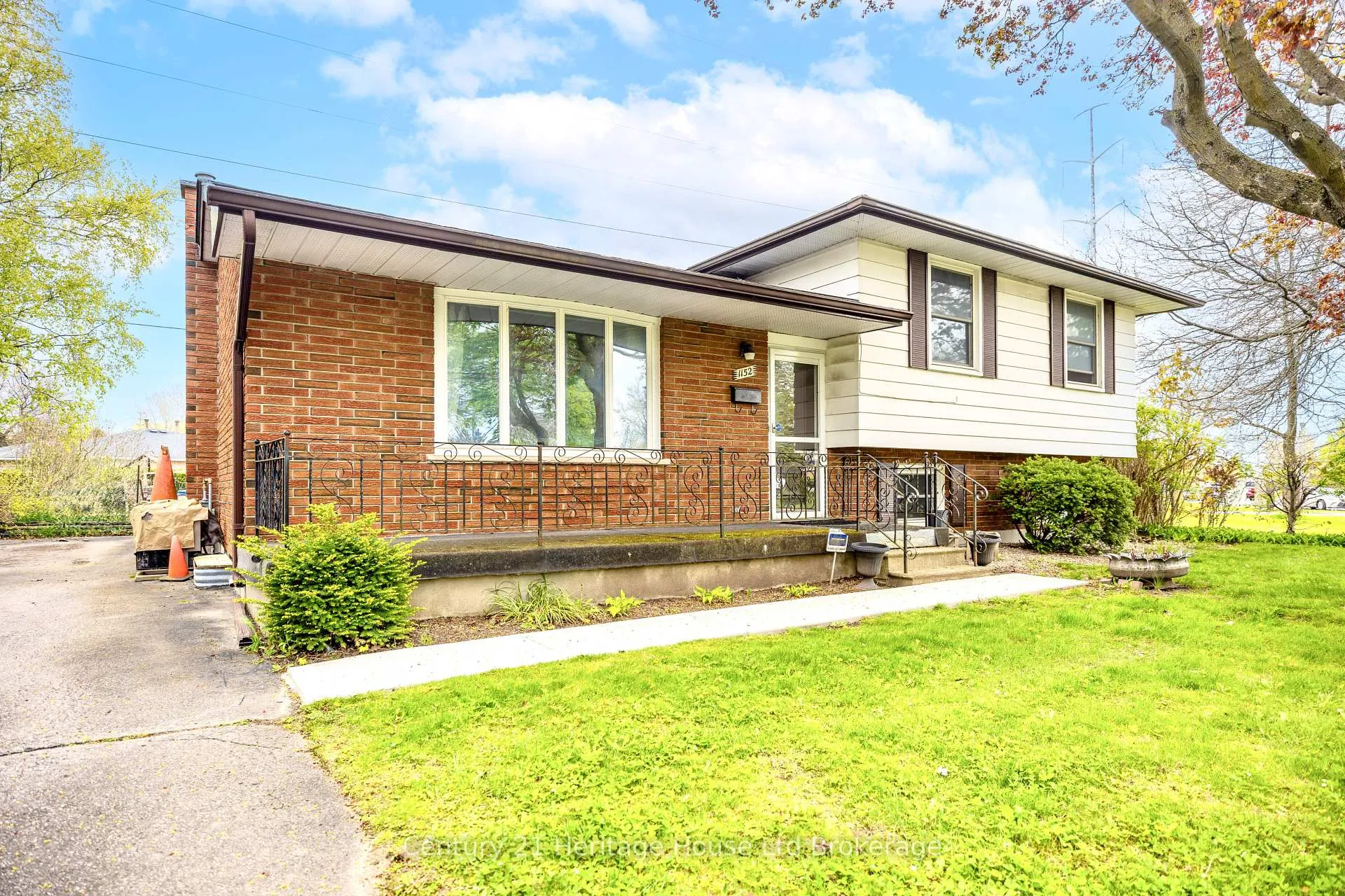 Photo 3 of 1152 Sorrel Street, London, East D — HOMEH