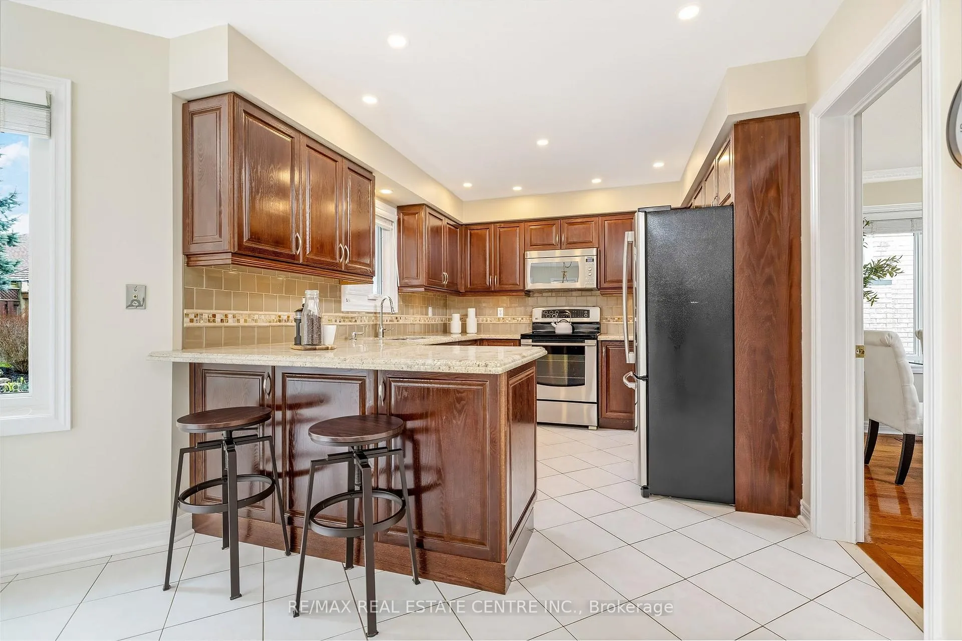 Photo 4 of 48 Samuel Crescent, Halton Hills, Georgetown — HOMEH