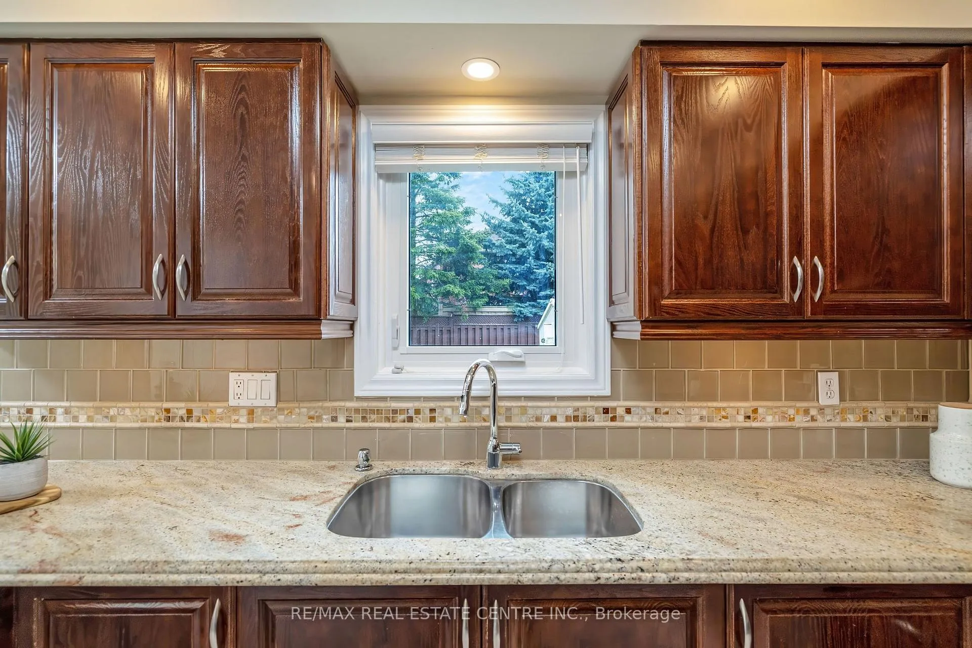 Photo 12 of 48 Samuel Crescent, Halton Hills, Georgetown — HOMEH