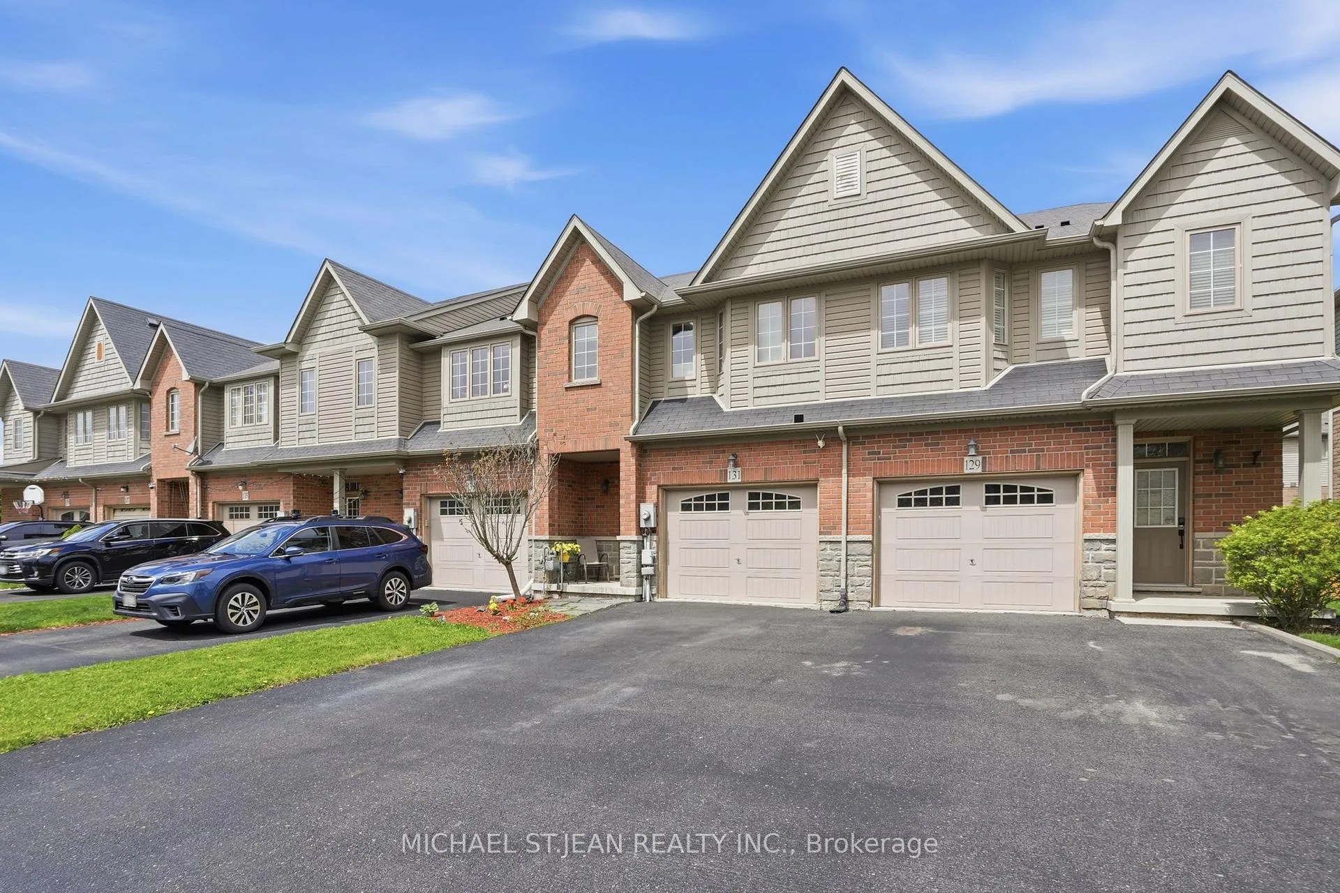Photo 3 of 131 Bankfield Crescent, Hamilton, Stoney Creek Mountain — HOMEH