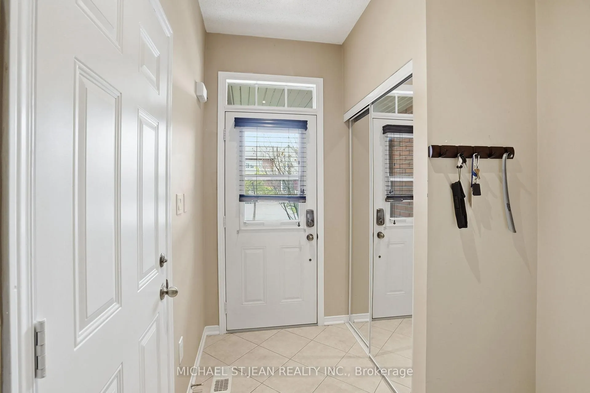 Photo 7 of 131 Bankfield Crescent, Hamilton, Stoney Creek Mountain — HOMEH