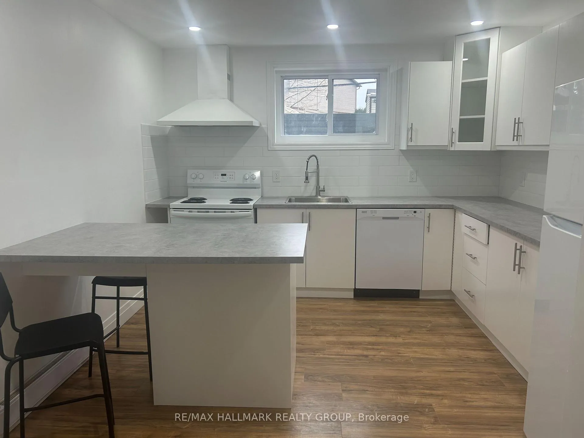 Photo 4 of Unit B, 1540 Maxime Street, Ottawa, Pineview — HOMEH