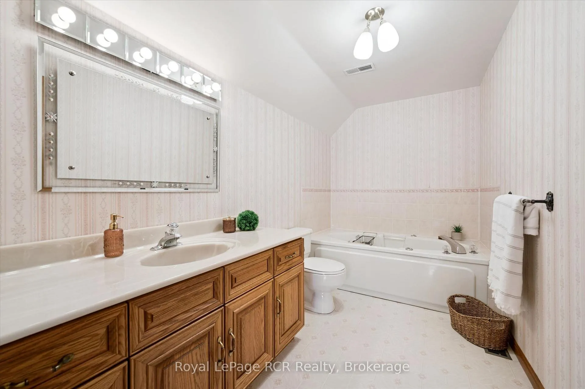 Photo 8 of 5 Jackson Crescent, North Perth, Listowel — HOMEH