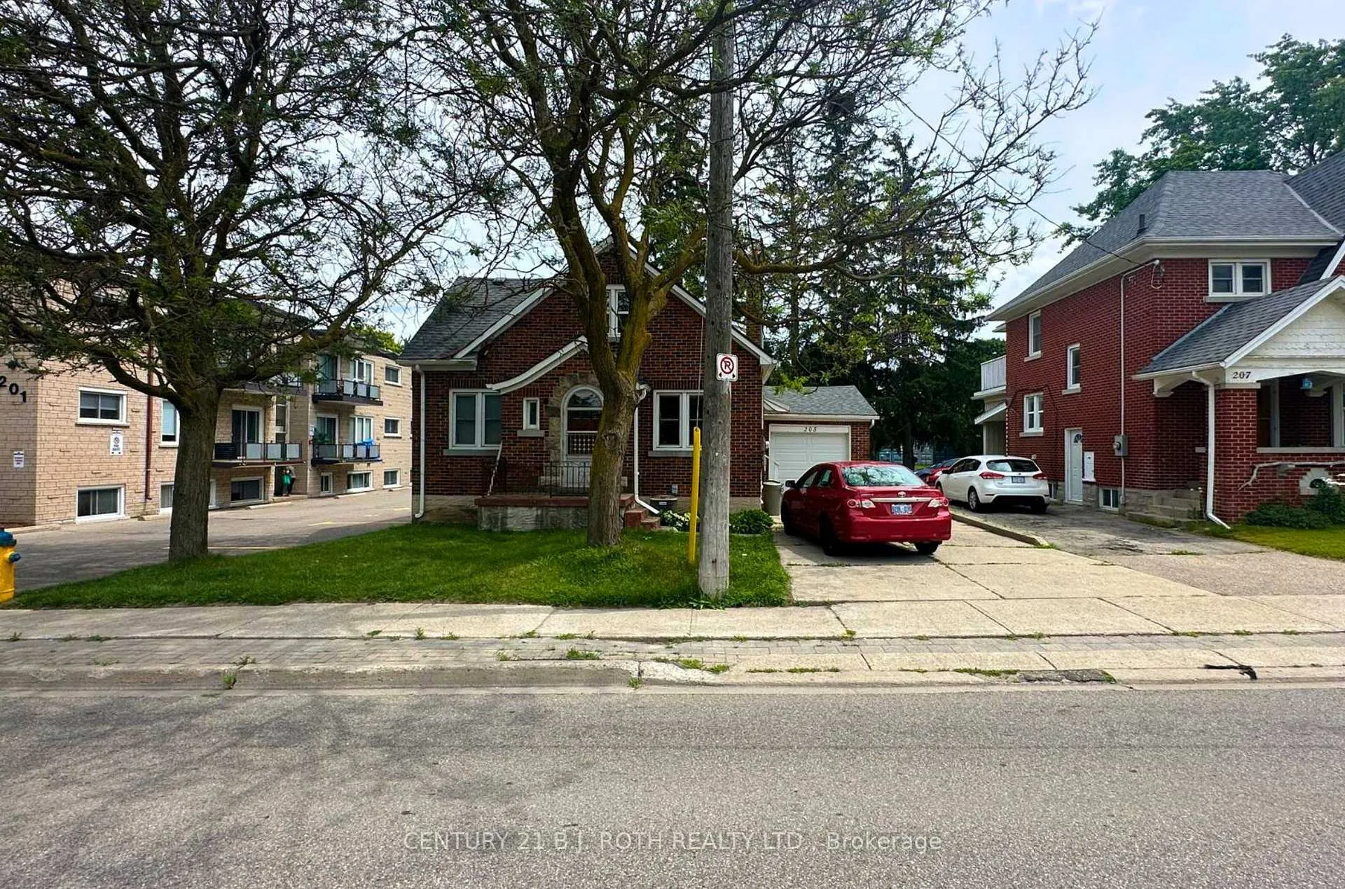 Photo 6 of 205-209 Erb Street W, Waterloo, Maple Hills — HOMEH