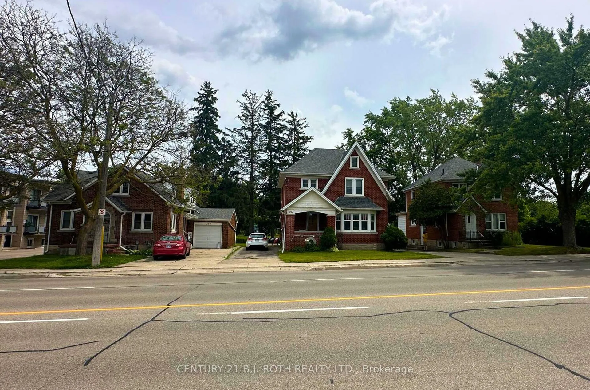 Photo 8 of 205-209 Erb Street W, Waterloo, Maple Hills — HOMEH