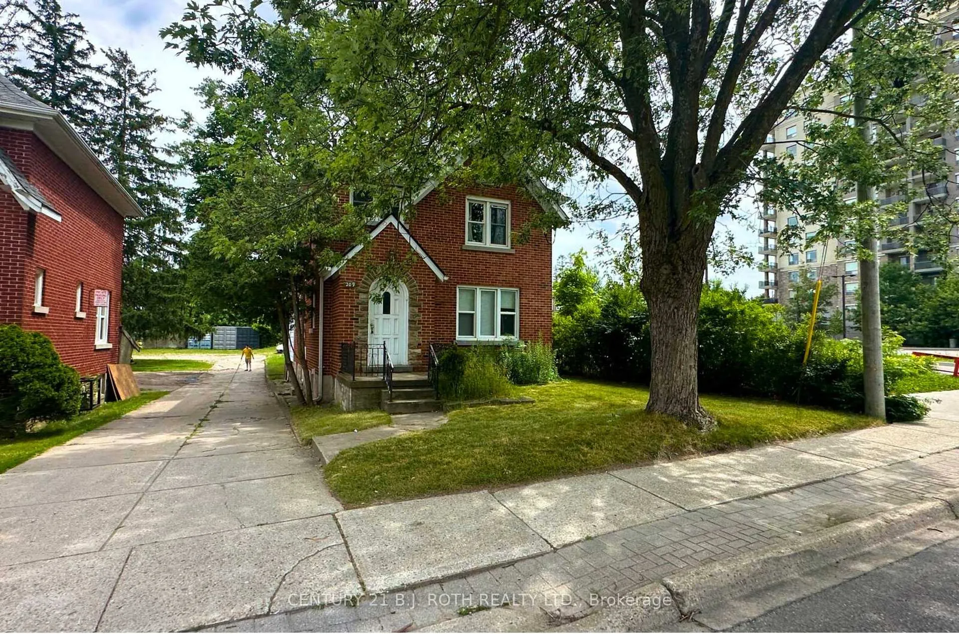 Photo 10 of 205-209 Erb Street W, Waterloo, Maple Hills — HOMEH