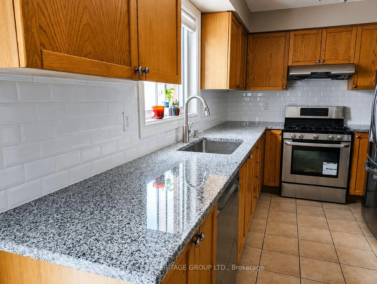 Photo 4 of 101 Bentley Crescent, Barrie, 400 West — HOMEH