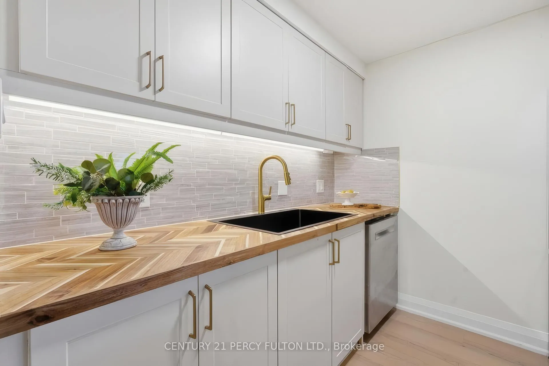 Photo 9 of Unit 46, 700 Paisley Road, Guelph, Willow West/Sugarbush/West Acres — HOMEH