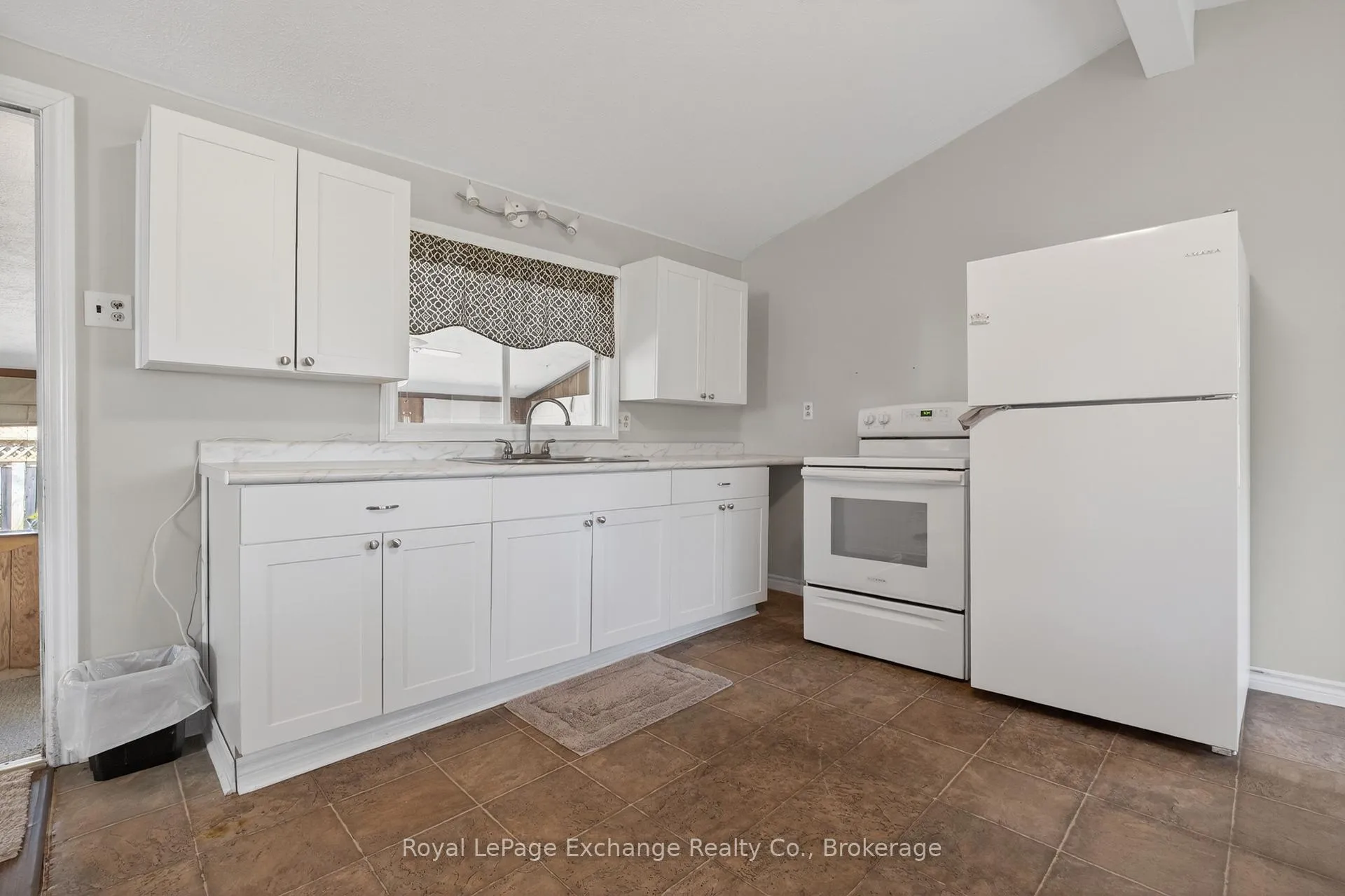 Photo 10 of 404 Browns Lane, Huron-Kinloss — HOMEH