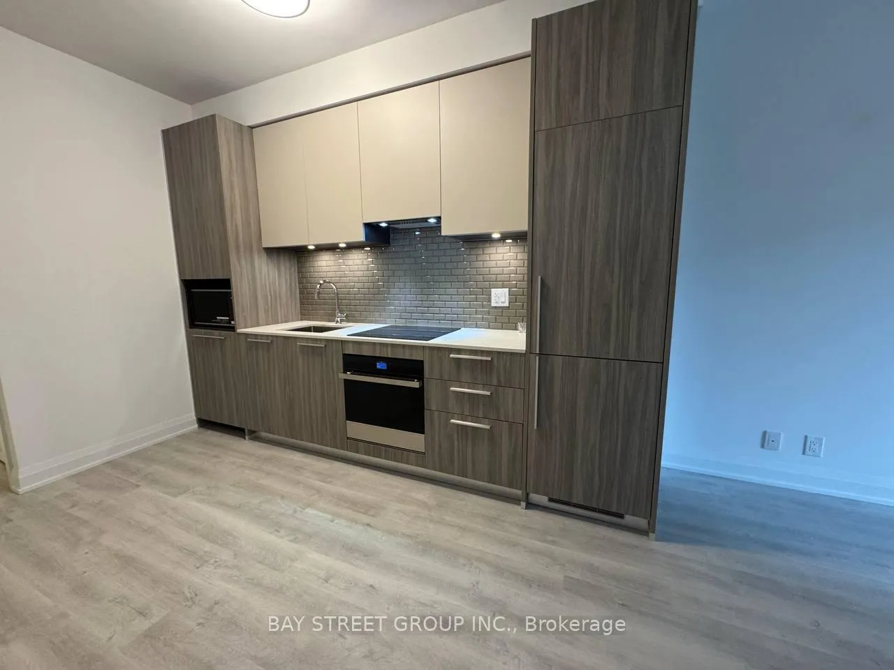 Photo 3 of Unit 702, 65 Broadway Avenue, Toronto, Mount Pleasant West — HOMEH