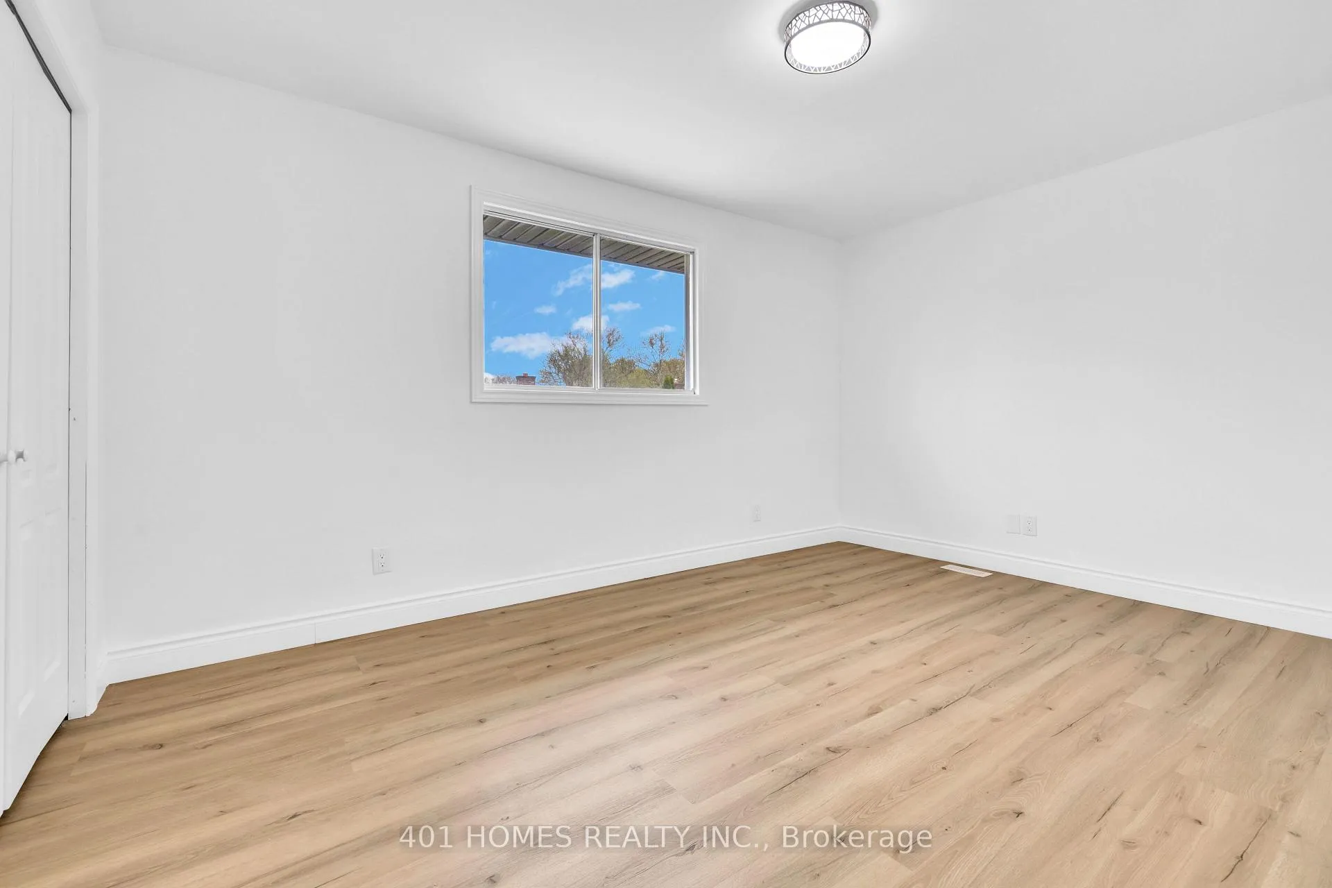 Photo 12 of 10540 Halstead Crescent N, Windsor — HOMEH