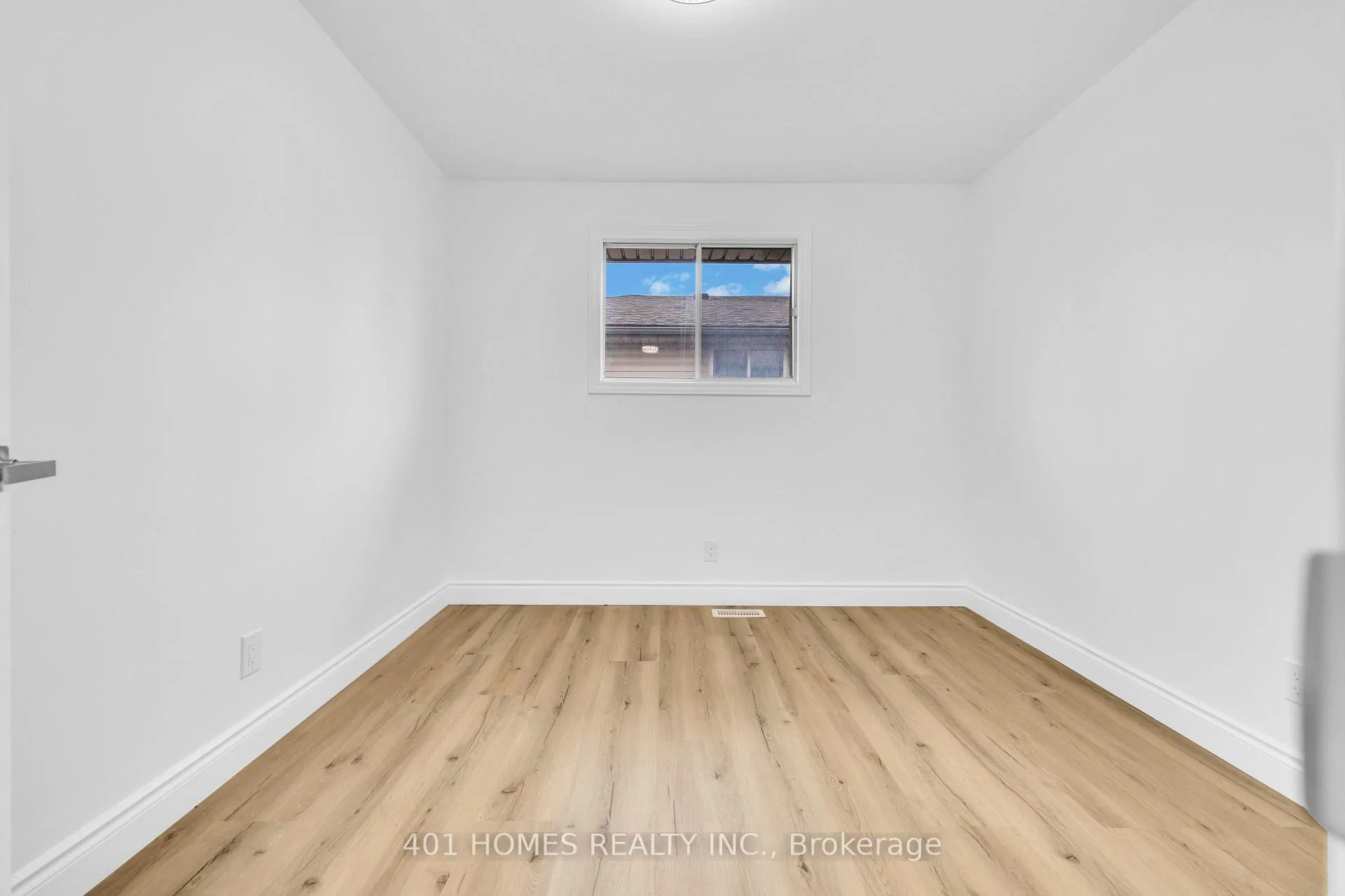 Photo 13 of 10540 Halstead Crescent N, Windsor — HOMEH
