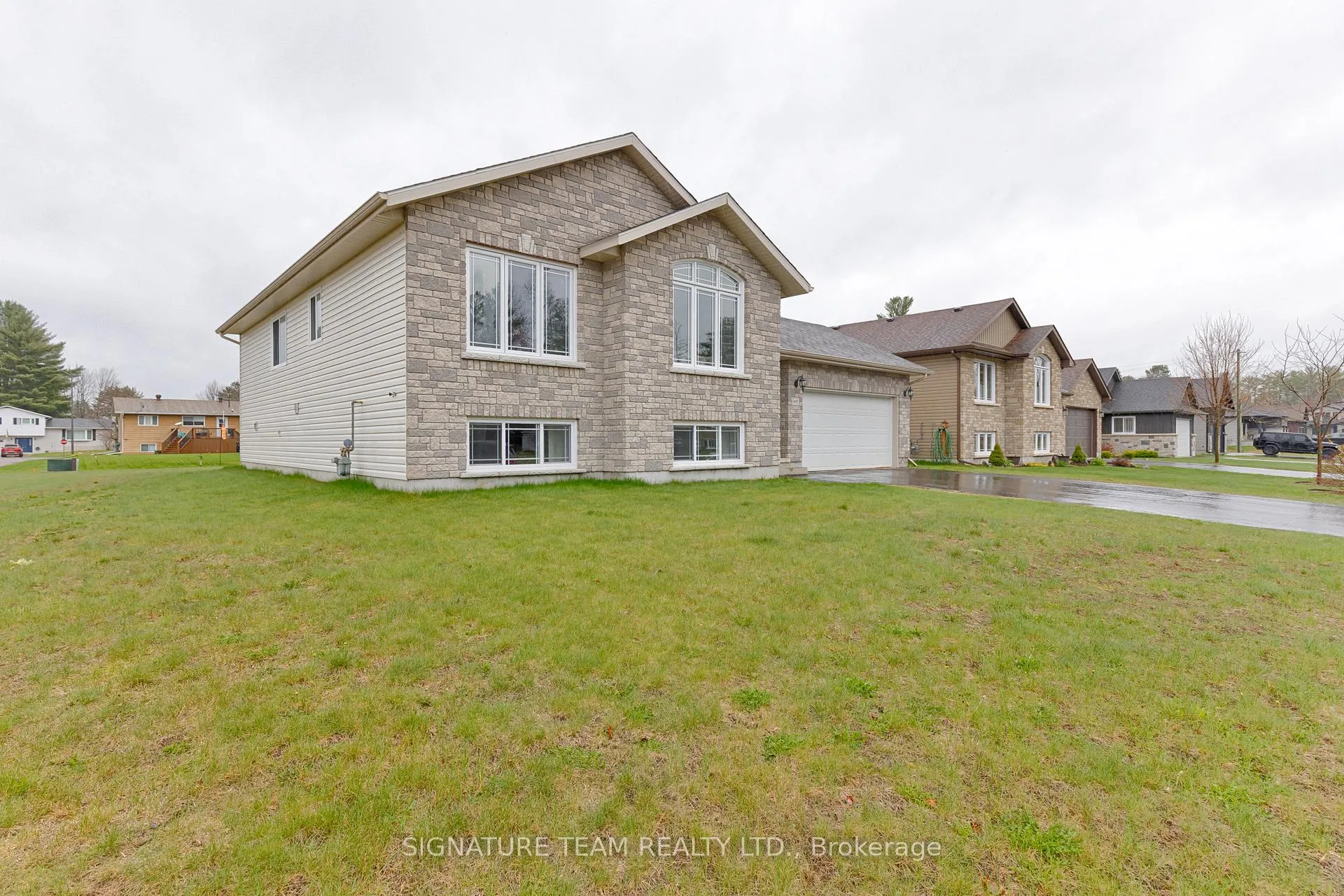 Photo 2 of 1017 Beatty Crescent, Deep River — HOMEH
