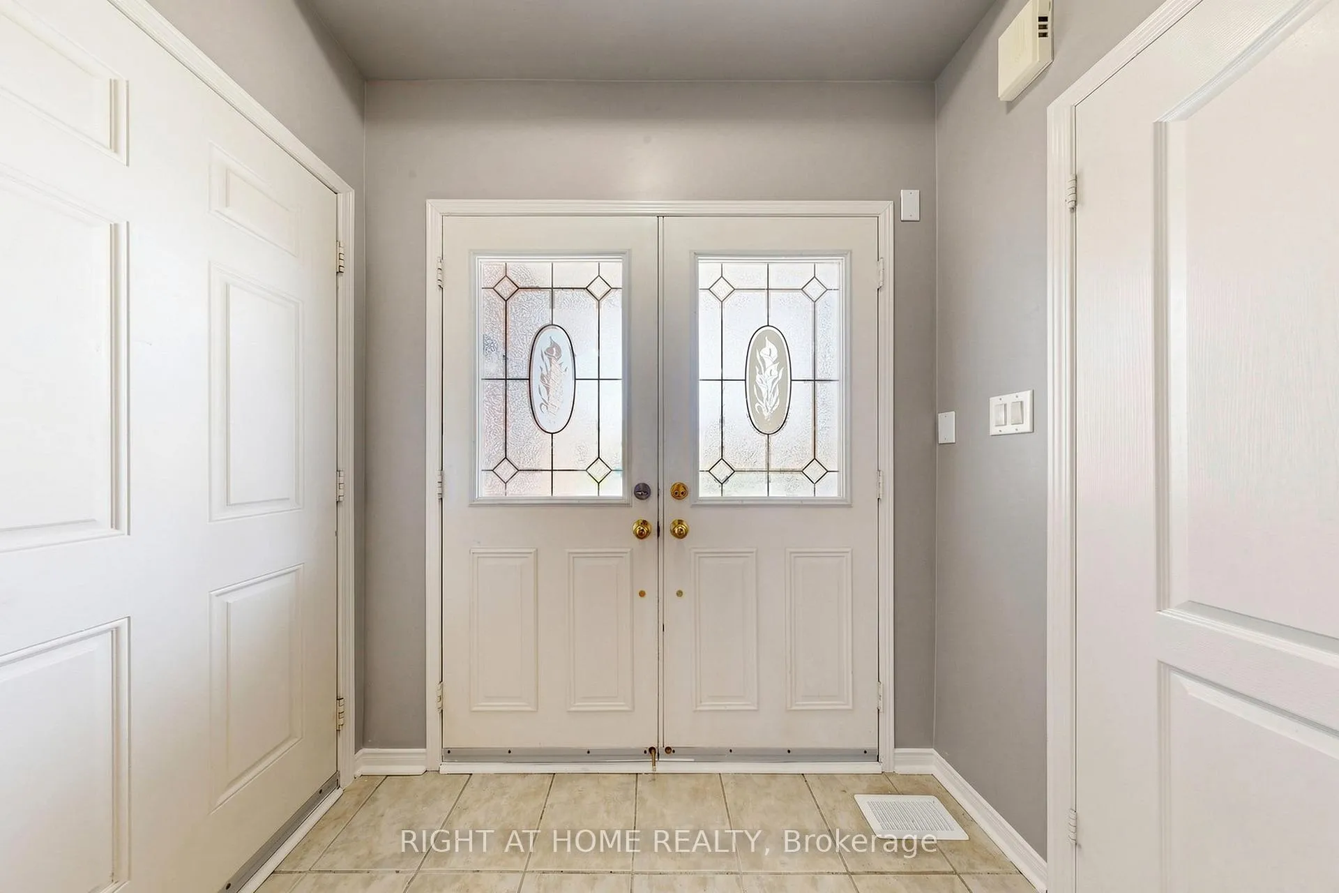 Photo 5 of 648 Blackwood Boulevard, Oshawa, Taunton — HOMEH