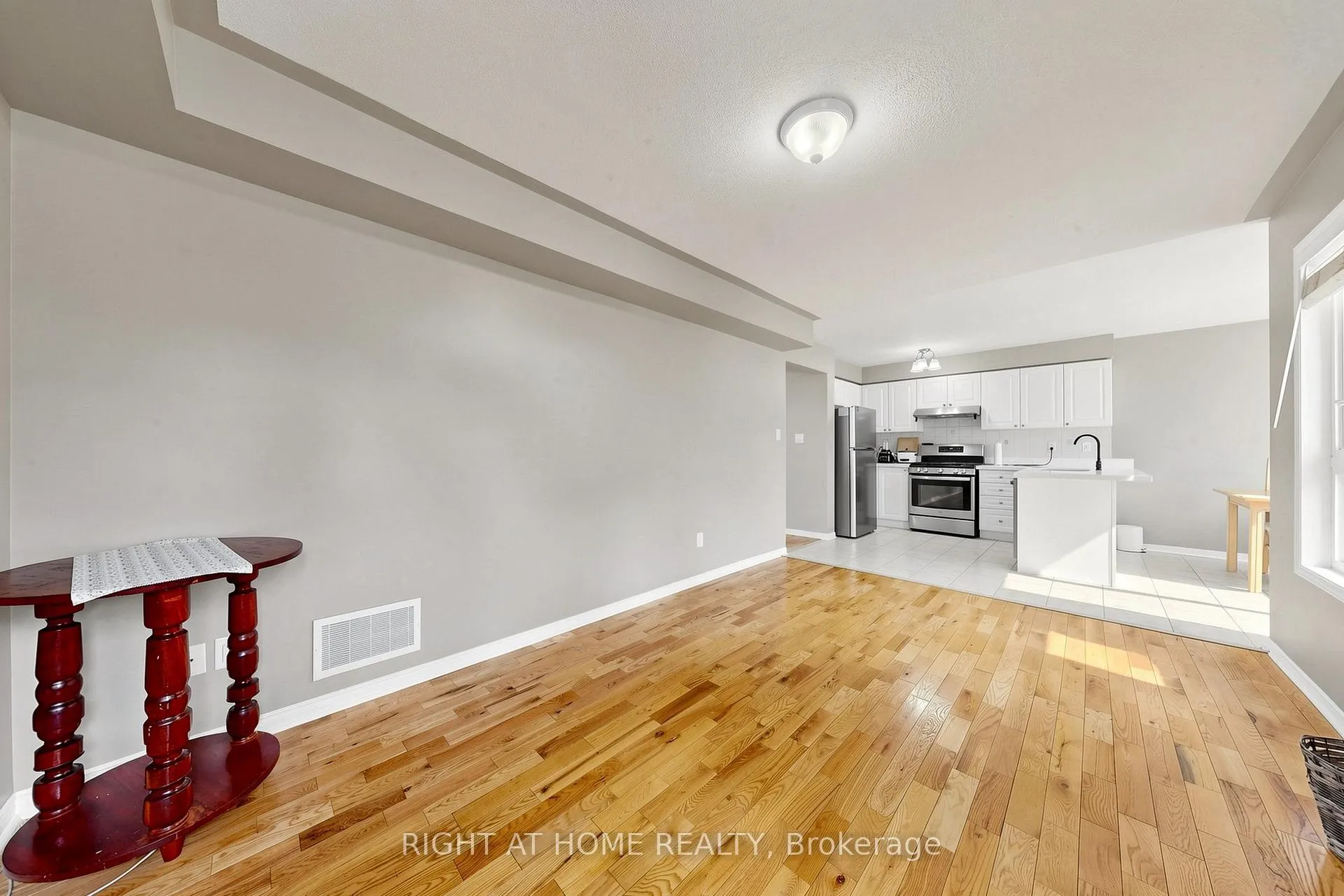 Photo 12 of 648 Blackwood Boulevard, Oshawa, Taunton — HOMEH