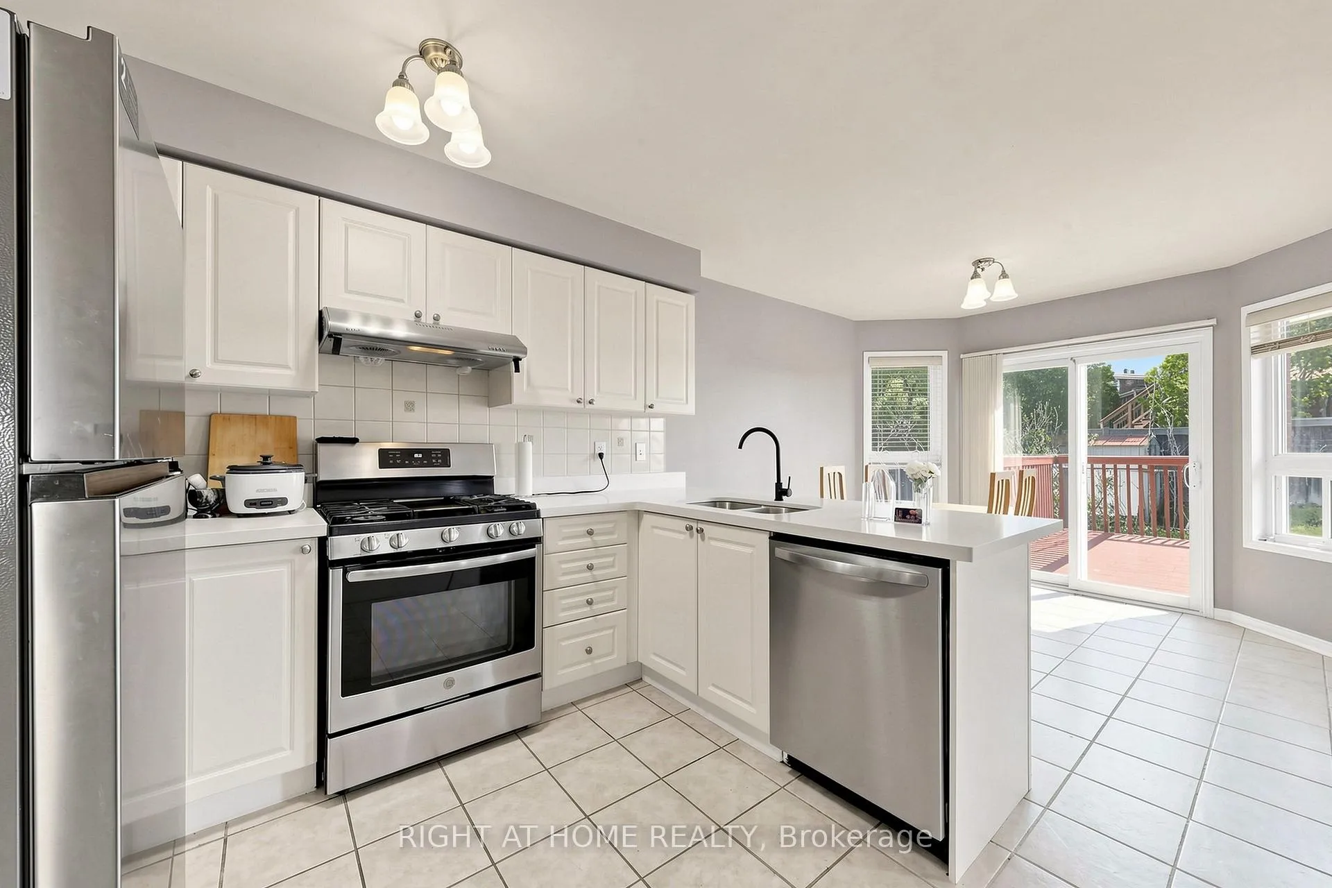 Photo 15 of 648 Blackwood Boulevard, Oshawa, Taunton — HOMEH
