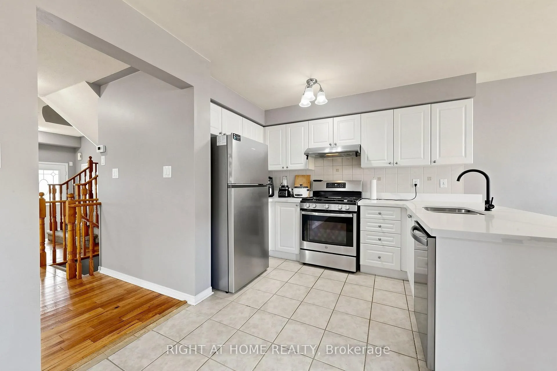 Photo 16 of 648 Blackwood Boulevard, Oshawa, Taunton — HOMEH