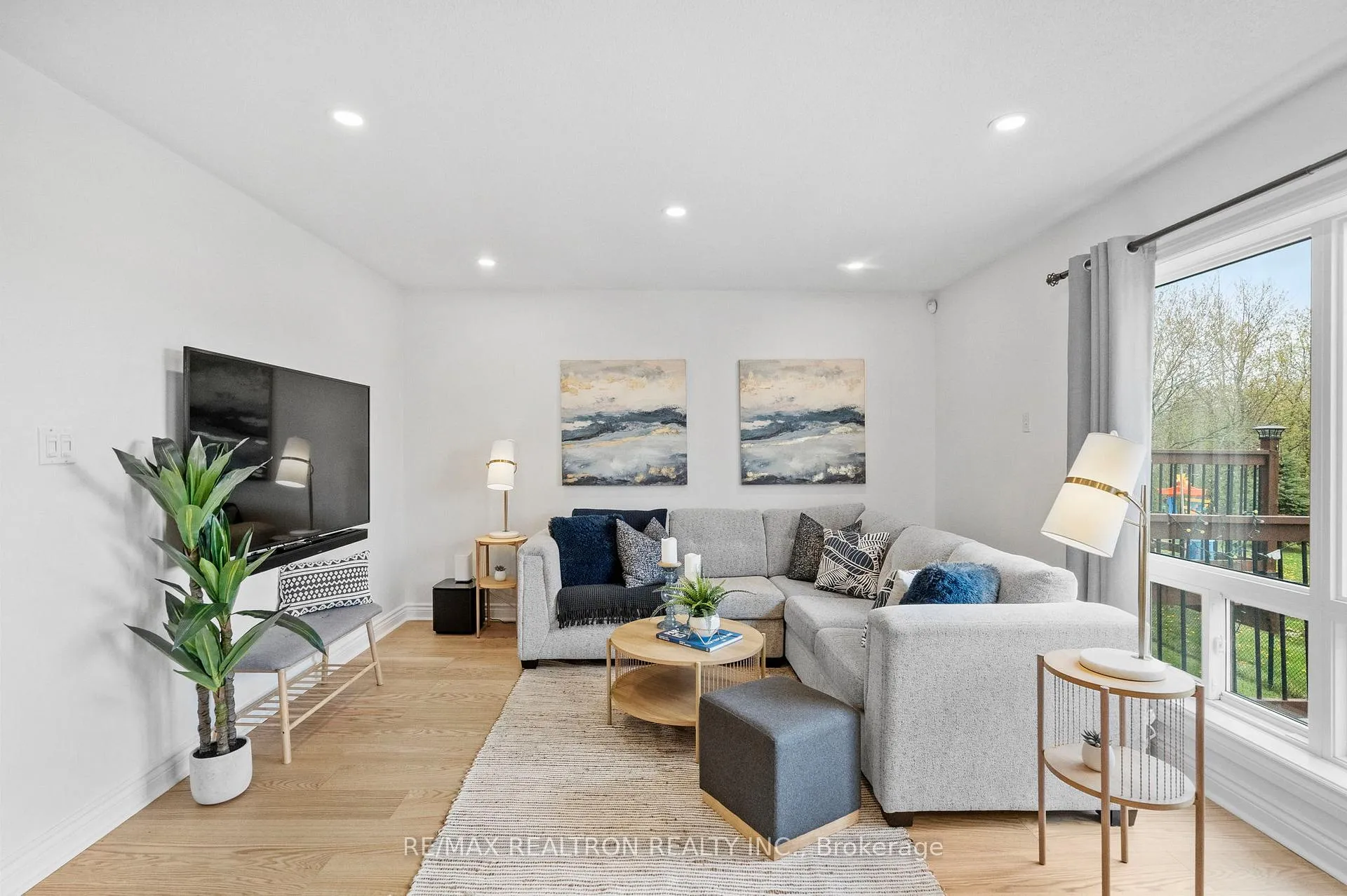 Photo 4 of 49 Torr Lane, Ajax, Central — HOMEH