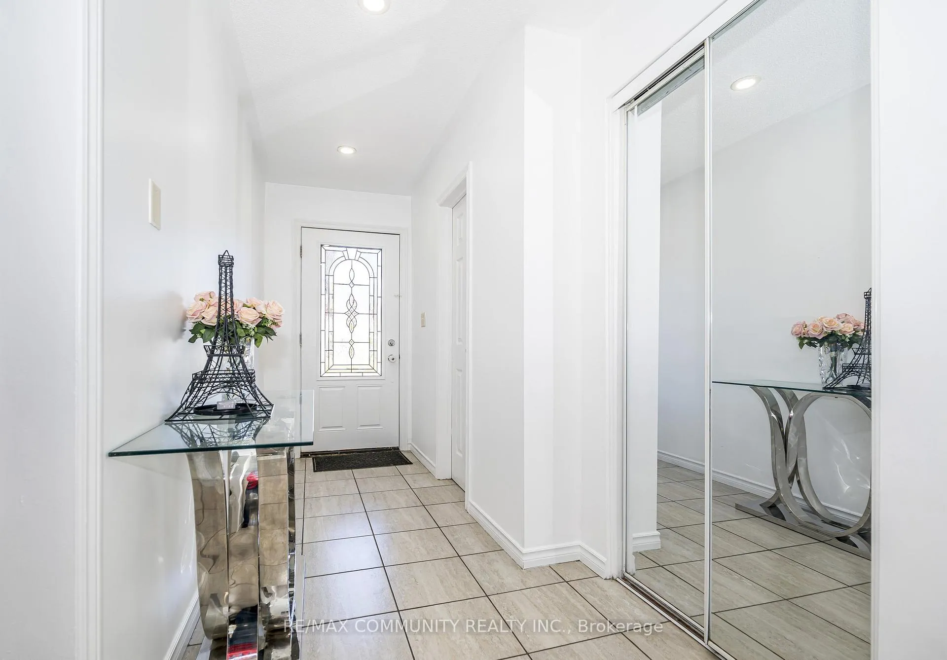 Photo 3 of 109 Adelaide Avenue E, Oshawa, O'Neill — HOMEH