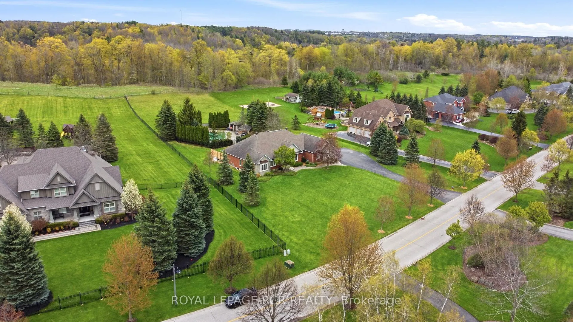 Photo 1 of 22 Bishop Court, Halton Hills, Glen Williams — HOMEH