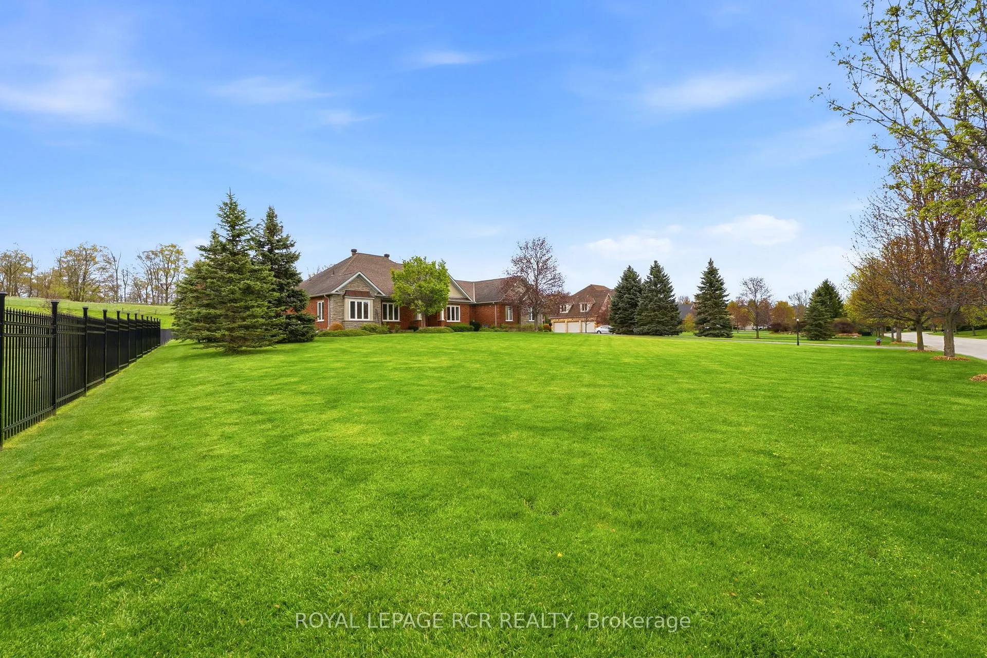 Photo 2 of 22 Bishop Court, Halton Hills, Glen Williams — HOMEH