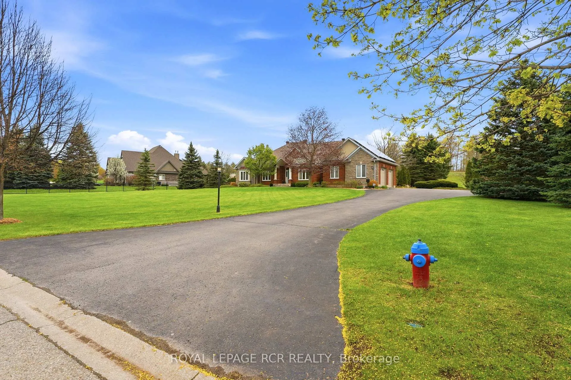Photo 3 of 22 Bishop Court, Halton Hills, Glen Williams — HOMEH