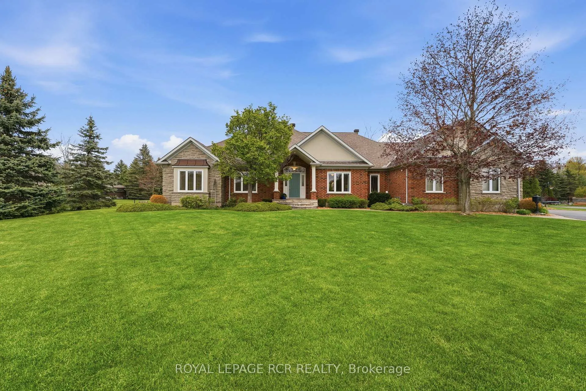 Photo 4 of 22 Bishop Court, Halton Hills, Glen Williams — HOMEH