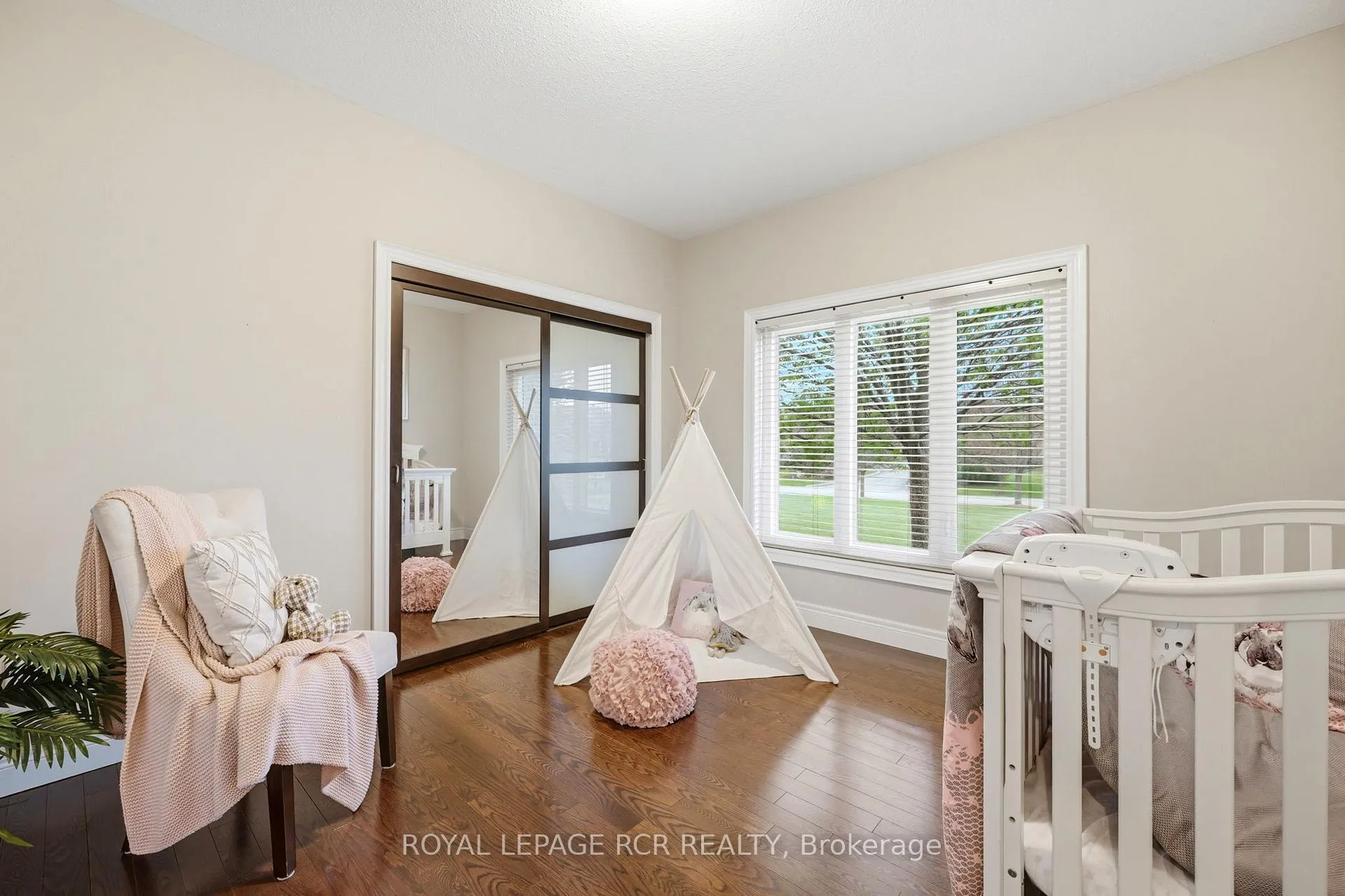 Photo 19 of 22 Bishop Court, Halton Hills, Glen Williams — HOMEH