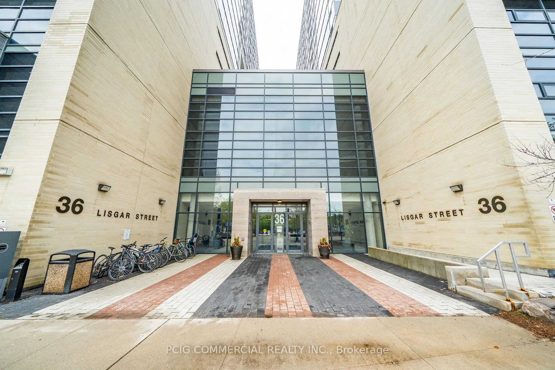 Photo 4 of Unit 803W, 36 Lisgar Street, Toronto, Little Portugal — HOMEH