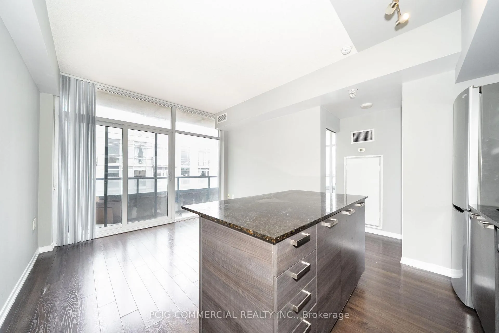 Photo 10 of Unit 803W, 36 Lisgar Street, Toronto, Little Portugal — HOMEH
