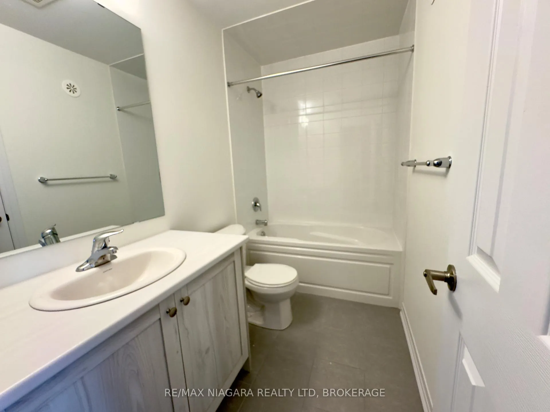 Photo 9 of 55 Gunnel Road, Welland, Dain City — HOMEH