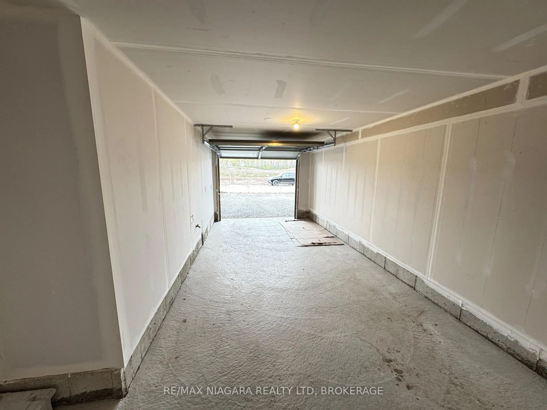 Photo 13 of 55 Gunnel Road, Welland, Dain City — HOMEH