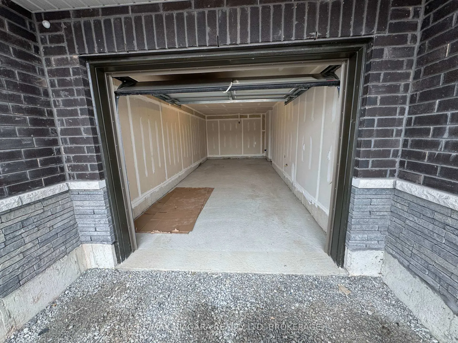 Photo 14 of 55 Gunnel Road, Welland, Dain City — HOMEH