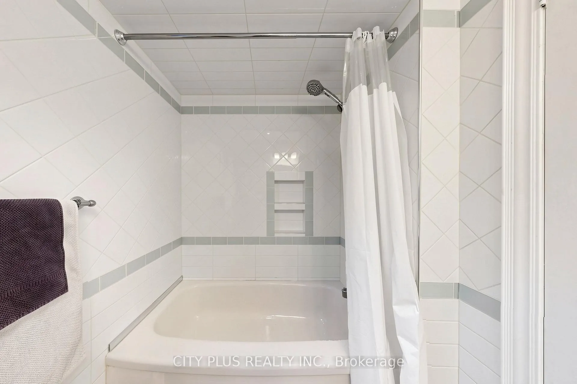 Photo 25 of 110 Glenmanor Way, Vaughan, Crestwood-Springfarm-Yorkhill — HOMEH