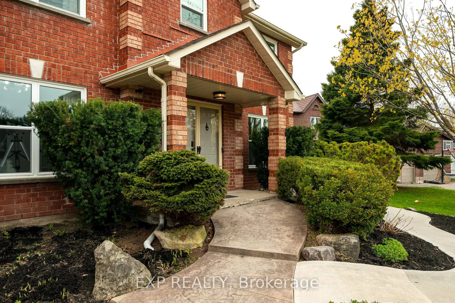 Photo 3 of 218 Kensington Place, Orangeville — HOMEH