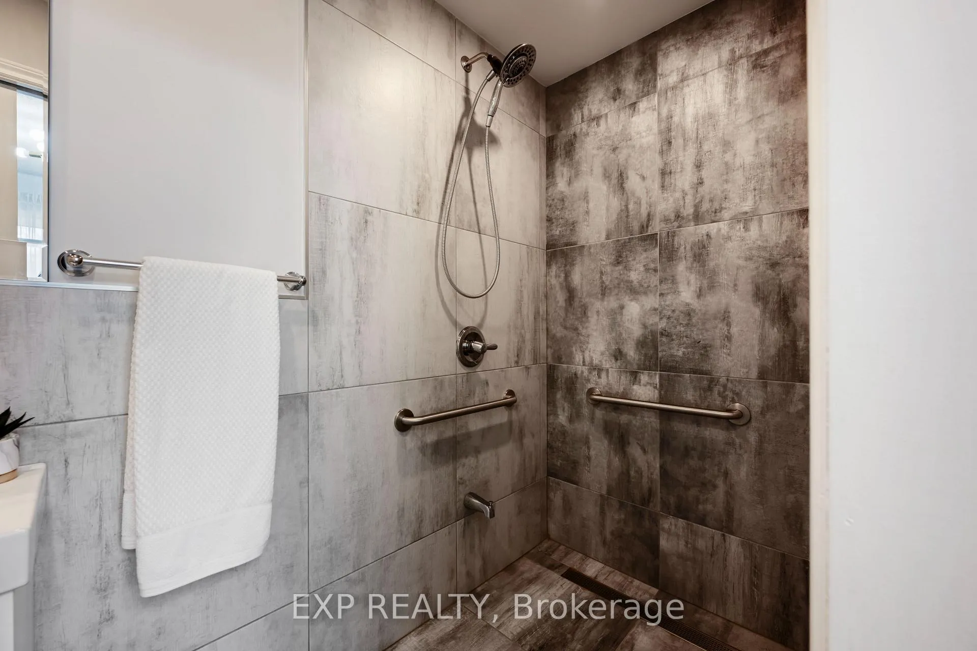 Photo 11 of 218 Kensington Place, Orangeville — HOMEH