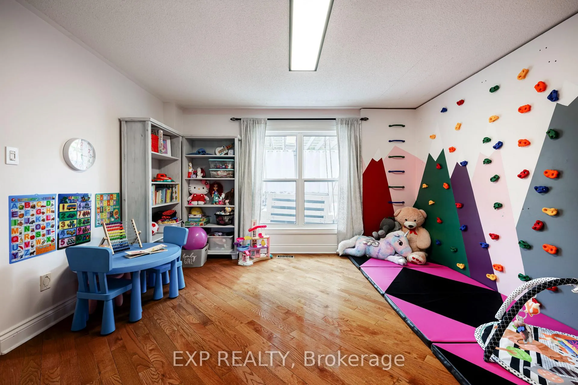 Photo 13 of 218 Kensington Place, Orangeville — HOMEH