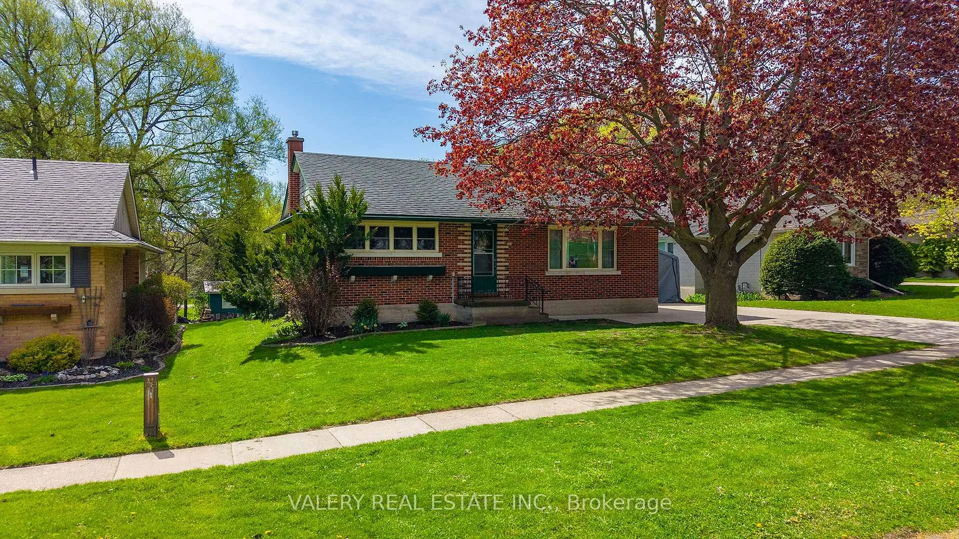Photo 2 of 325 Grandview Avenue, Wilmot — HOMEH