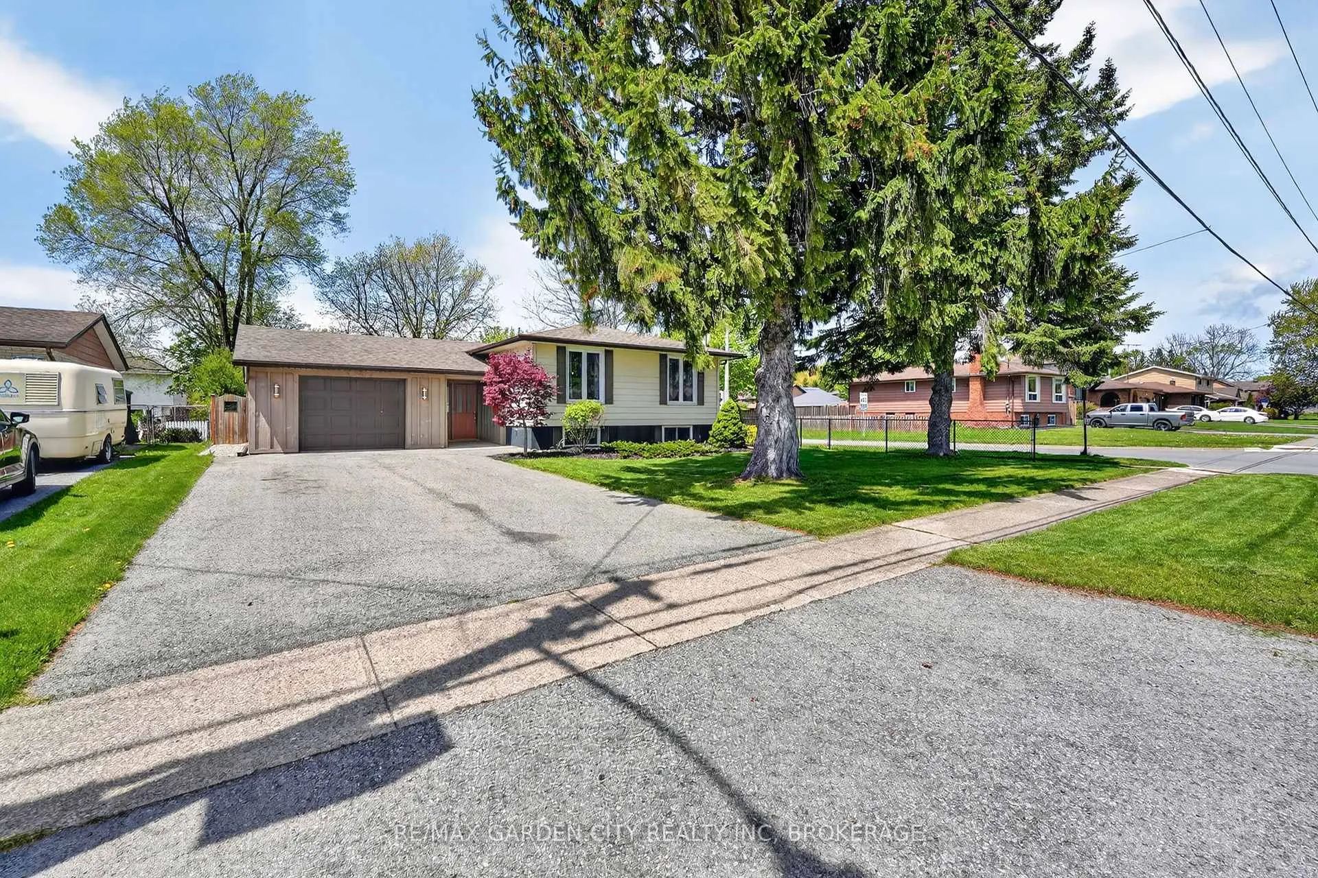Photo 2 of 725 Clare Avenue, Welland, N. Welland — HOMEH