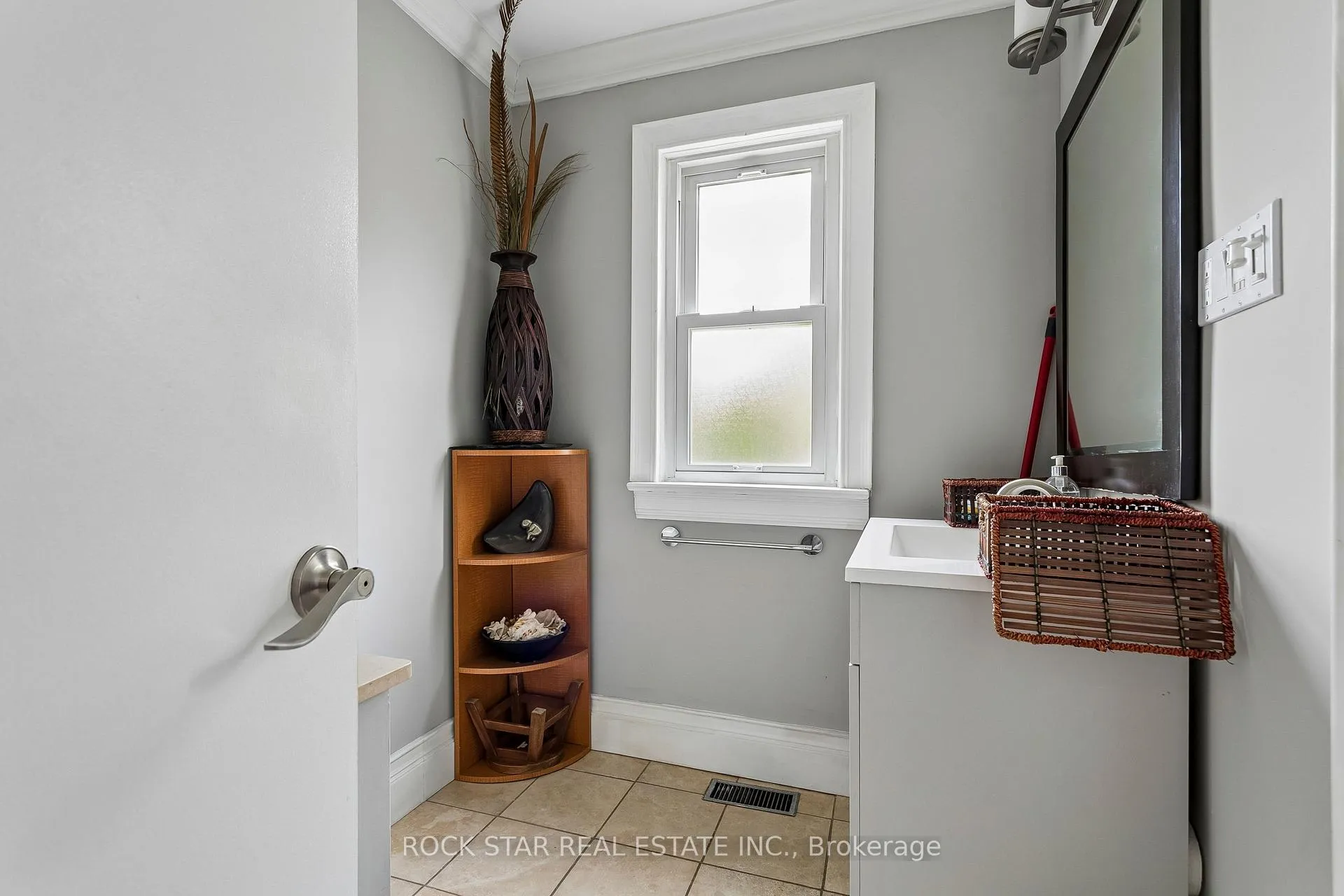 Photo 8 of 379 Ontario Street S, Milton, Timberlea — HOMEH