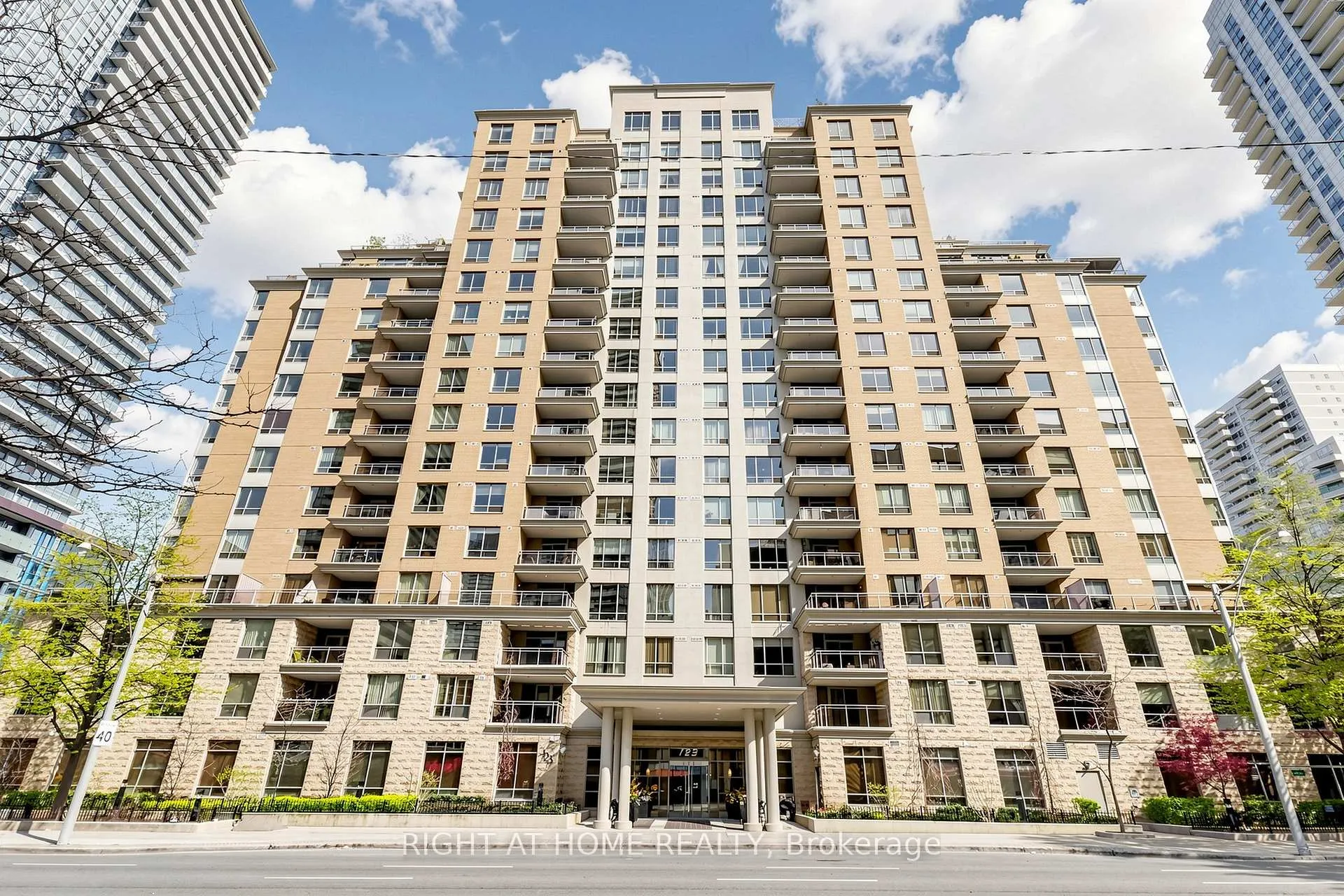 Front of Unit PH4, 123 Eglinton Avenue E