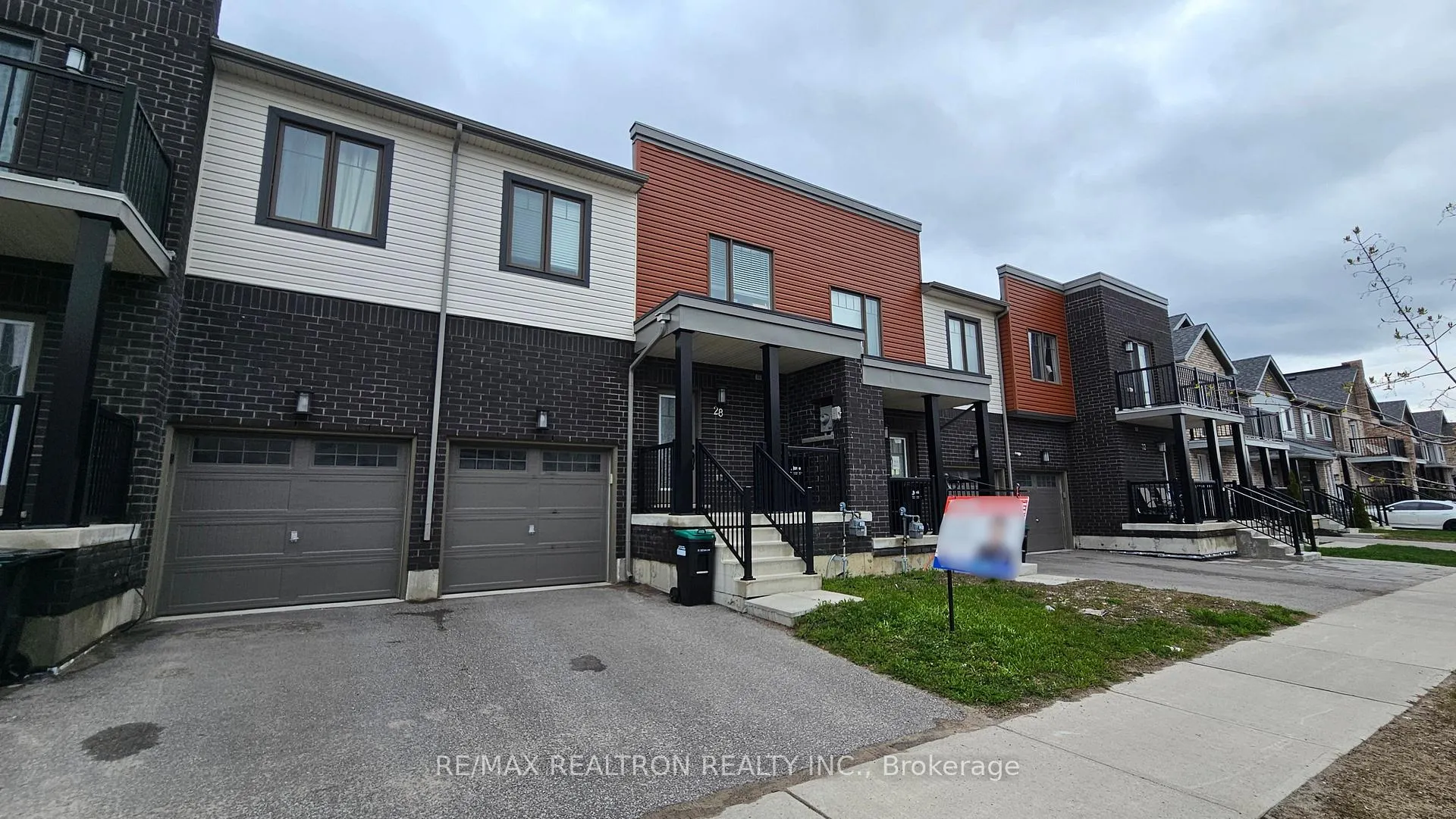 Photo 2 of 28 Brown Bear Street, Barrie, Rural Barrie Southwest — HOMEH