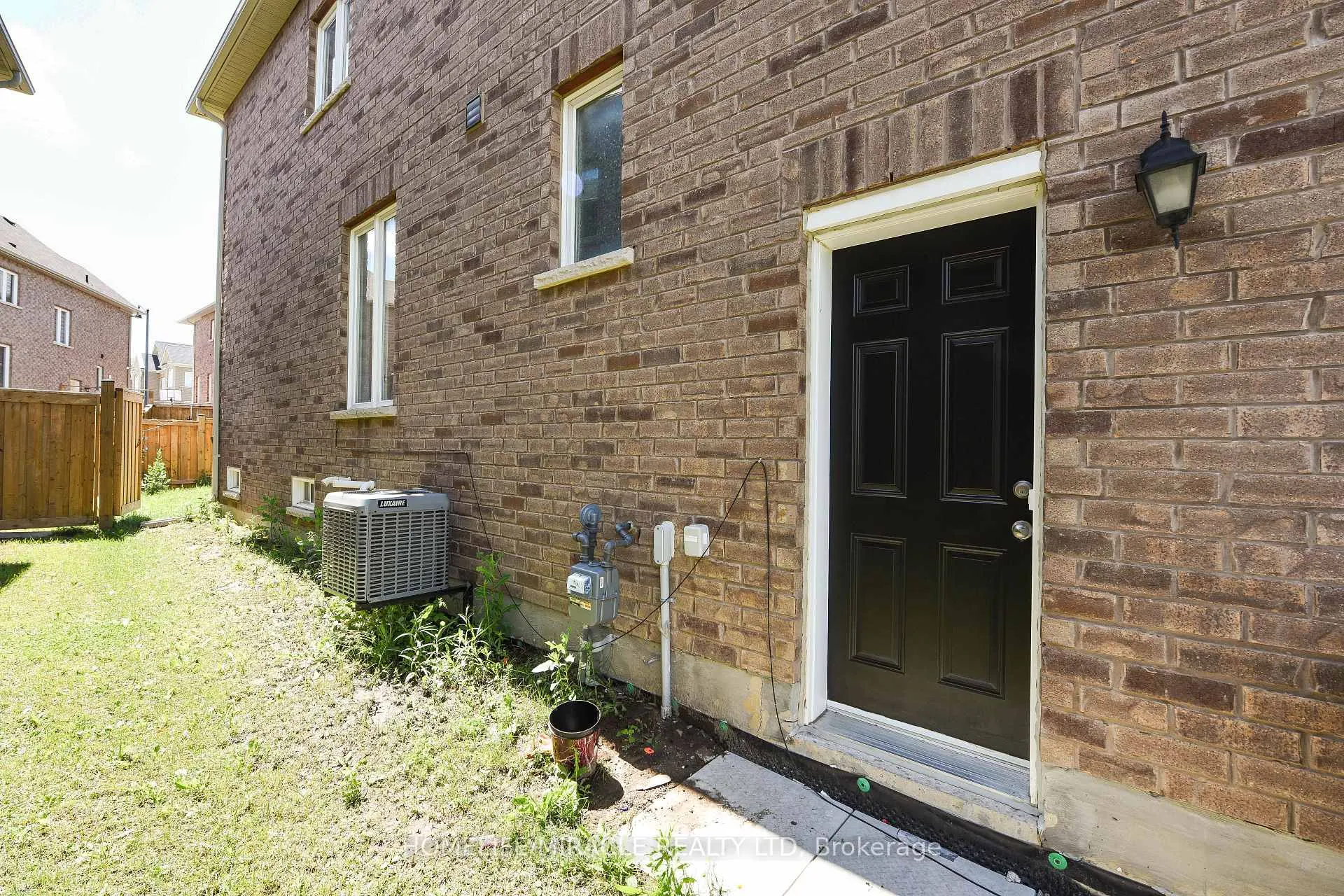 Photo 3 of 418 Royal West Drive, Brampton, Credit Valley — HOMEH